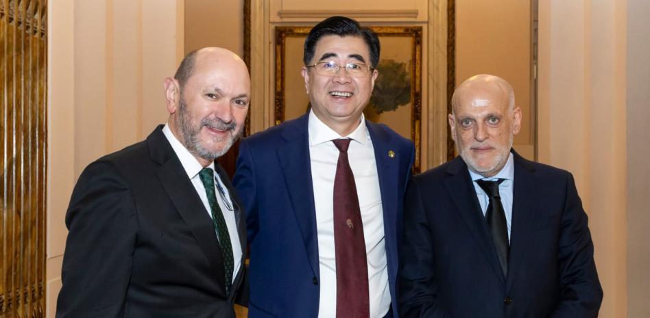 记者：中国足协与西甲合作为3年，将派中国教练赴西甲培训