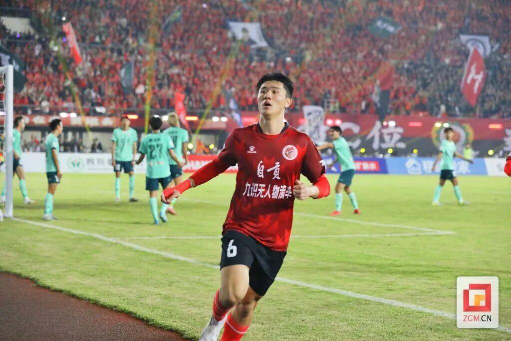 星空体育首页-鏖战在即，自贡队何以笑傲川超？快来聊聊——