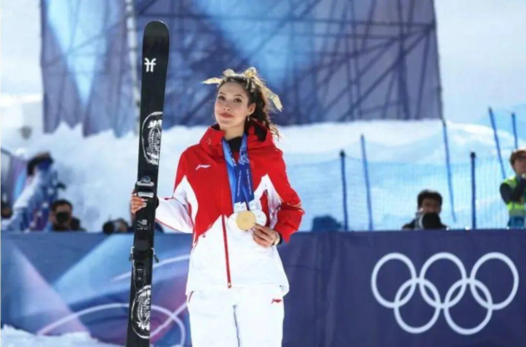 美国拟征100%重税“狙击”谷爱凌？所谓“叛国”标签，撕开的是双重标准的遮羞布