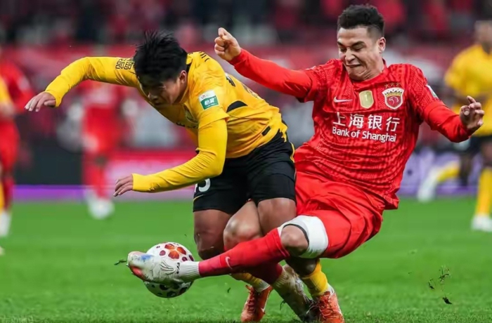 星空体育官方网站-巨大争议！上海海港又获裁判“照顾”，吾米提江故意撞人逃红牌|青岛市|贺凯|宋浩宇|青岛西海岸|中超联赛_新浪体育_新浪新闻