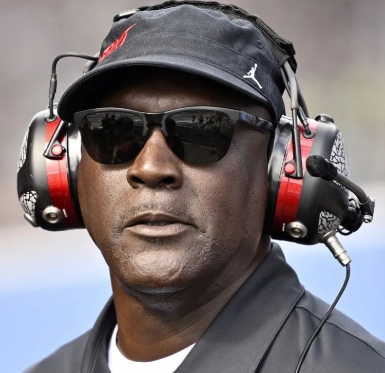 星空体育平台-NBA球员收入哪家强？乔丹45亿居首 LBJ压奥胖 科五库六&amp;三少前十